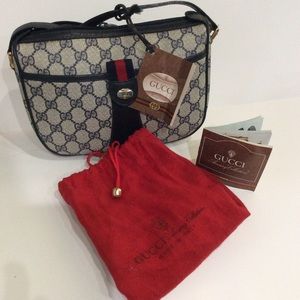 Gucci shoulder bag w/original tag & mini-catalog.